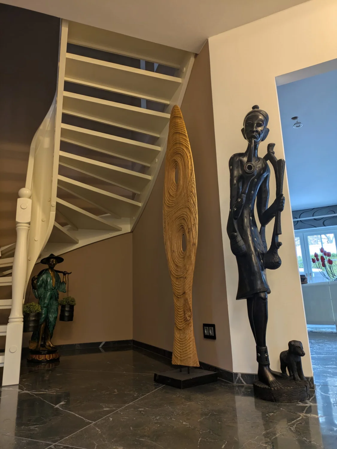 Malerbetrieb Würger - Treppe und Statue darunter und ein Holzmodell